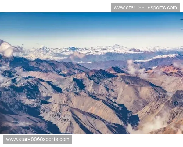 安第斯山脉上的双雄对决:一场超越足球的玻利维亚与智利情结 安第斯山脉上的双雄对决:一场超越足球的玻利维亚与智利情结